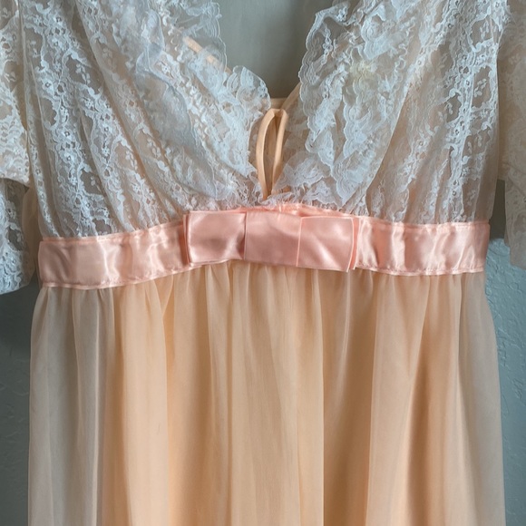 VINTAGE PEIGNOIT SET—FLORAL LACE ROBE AND NIGHTGOWN, PEACH NYLON LINGERIE SET - Picture 3 of 13